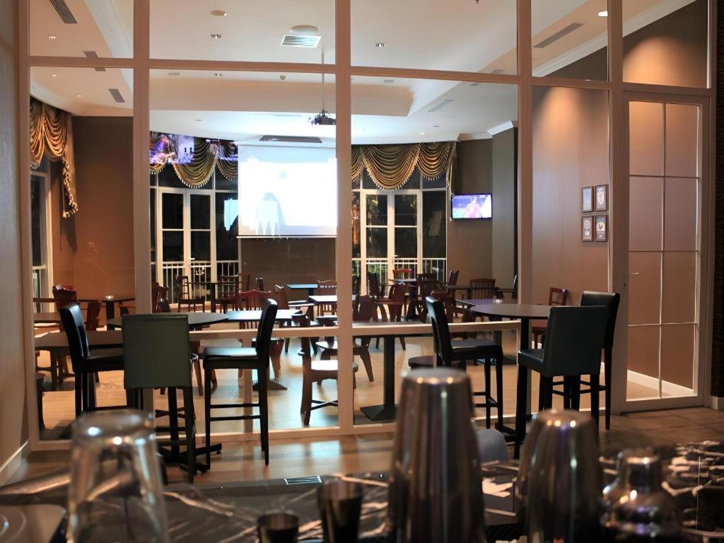 Adimulia Hotel Medan Zewnętrze zdjęcie